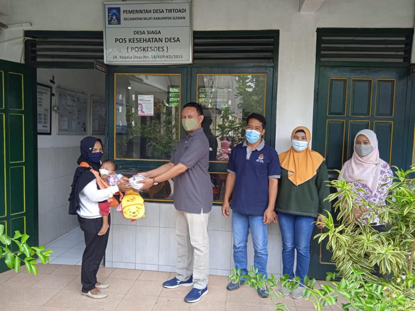 PEMBERIAN MAKANAN TAMBAHAN ( PMT ) UNTUK ANAK DI TIRTOADI