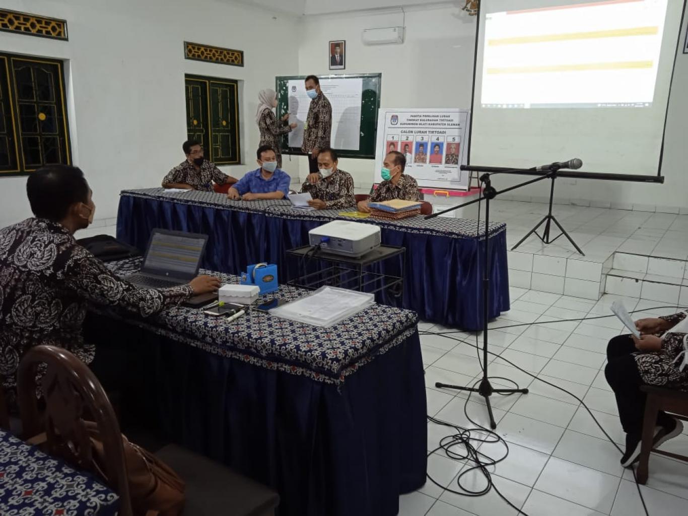 RAPAT PLENO REKAPITULASI PEROLEHAN SUARA PEMILIHAN LURAH TIRTOADI TAHUN 2021