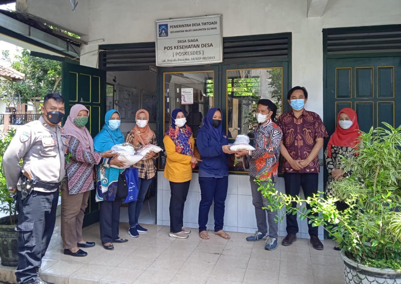 PEMBERIAN PMT BALITA UNTUK 19 POSYANDU DI KALURAHAN TIRTOADI