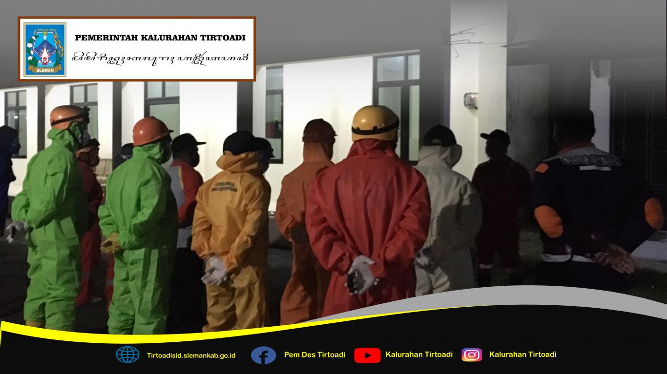 PENYEMPROTAN DISINFEKTAN OLEH POSKO PPKM MIKRO COVID 19 BERSAMA RELAWAN DI KALURAHAN TIRTOADI